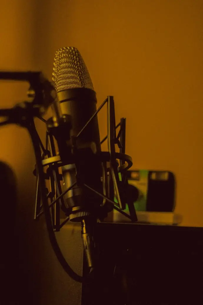 A microphone and a cell phone in a room
